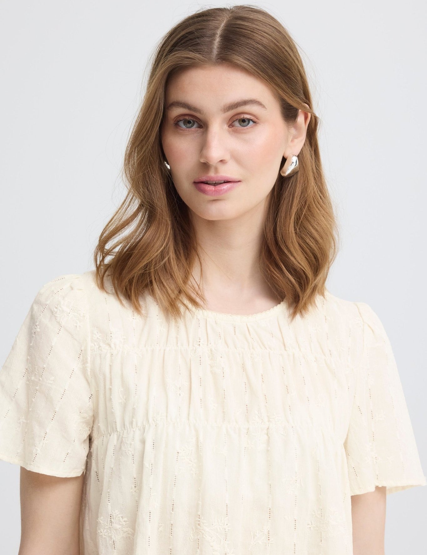Kurzarmbluse mit Struktur in Creme - Blossom Hair & Fashion