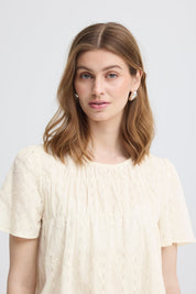 Kurzarmbluse mit Struktur in Creme - Blossom Hair & Fashion
