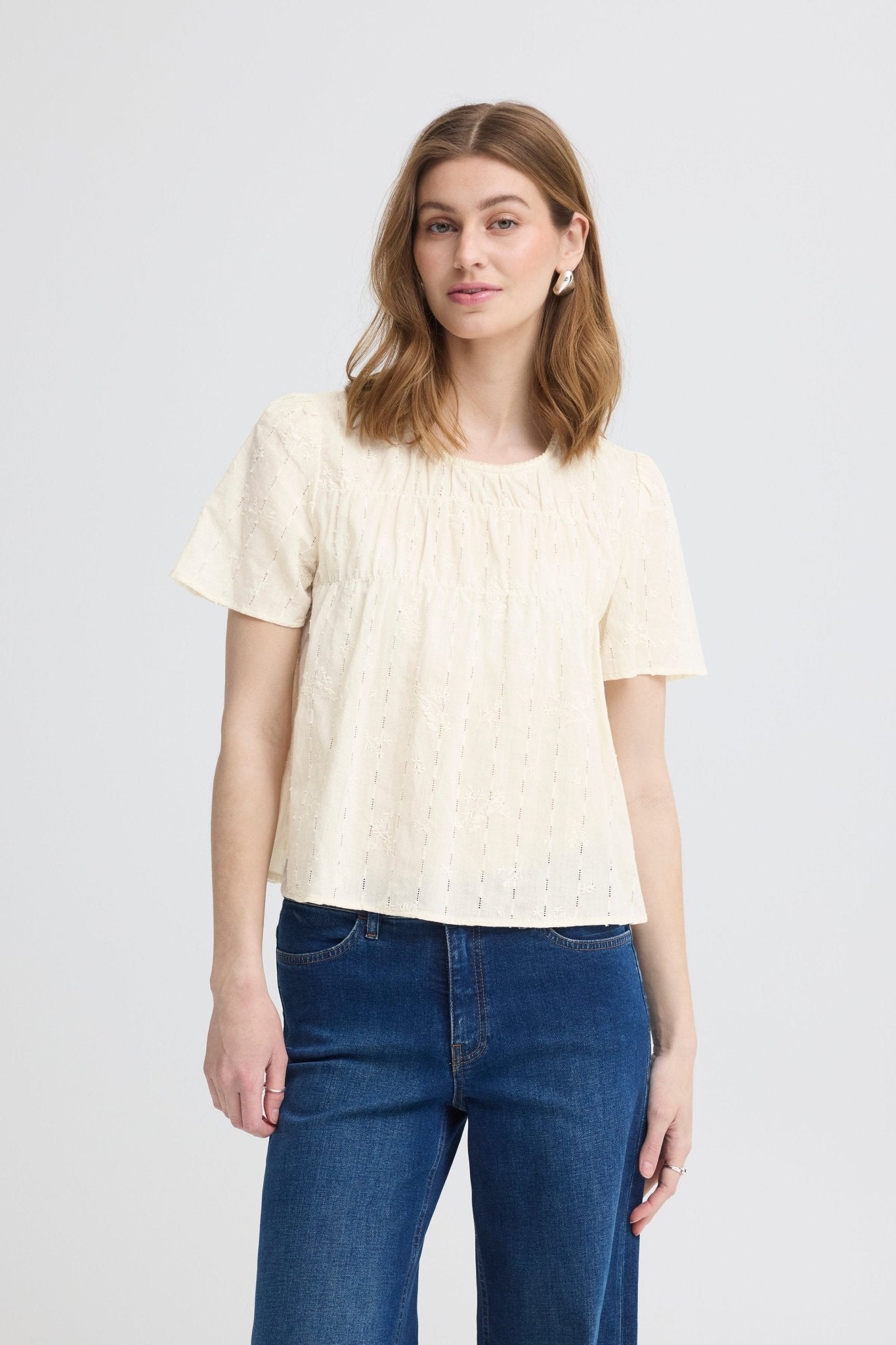 Kurzarmbluse mit Struktur in Creme - Blossom Hair & Fashion