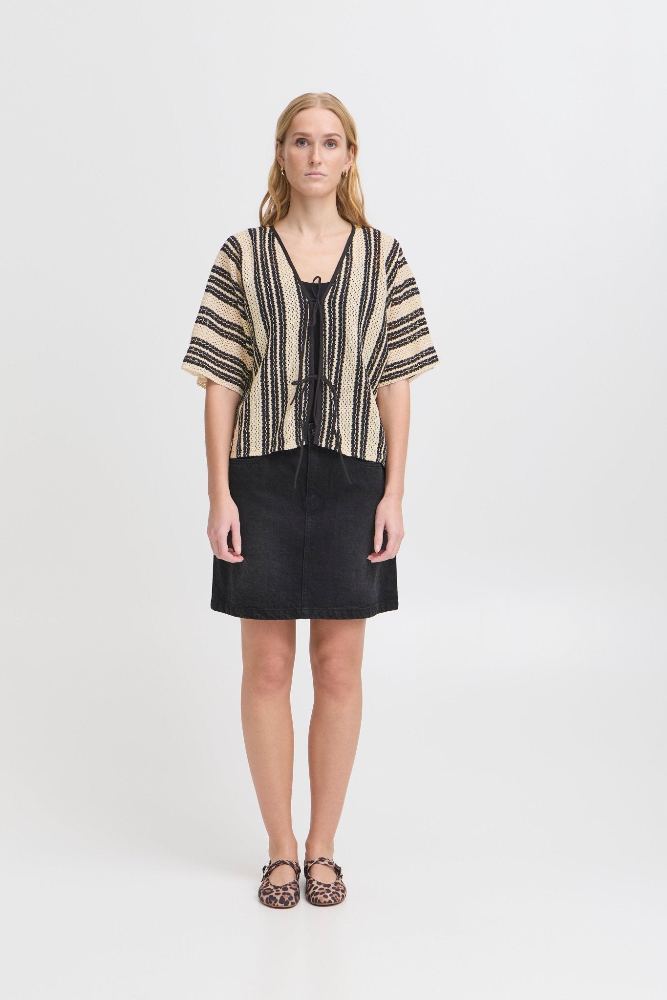 Kurzärmeliger Kimono mit Streifenmuster & Bindebändern - Blossom Hair & Fashion