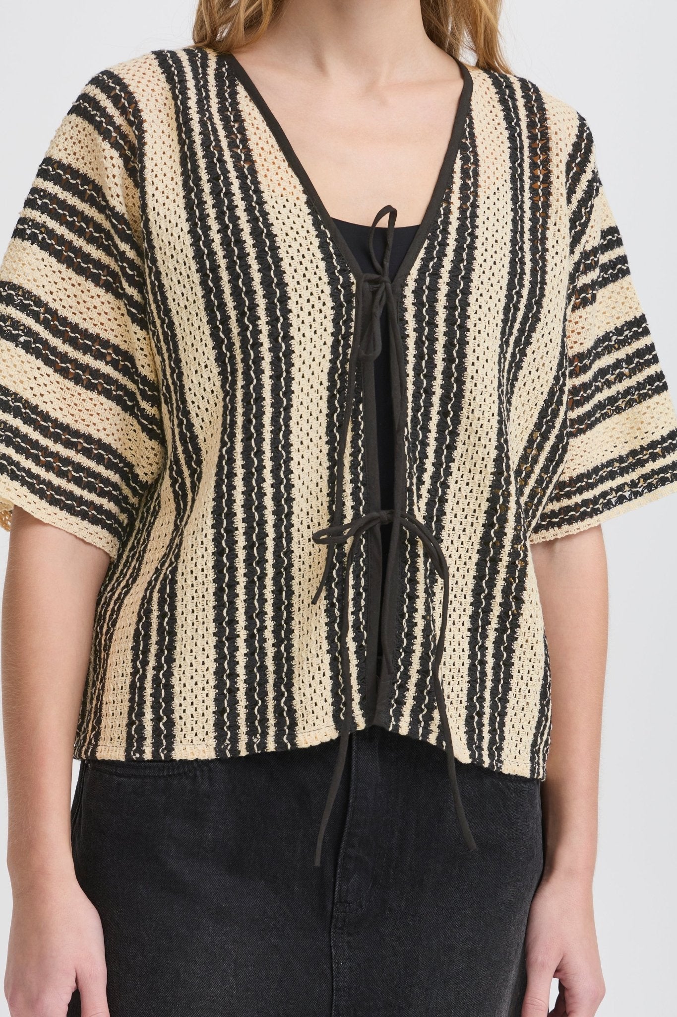 Kurzärmeliger Kimono mit Streifenmuster & Bindebändern - Blossom Hair & Fashion