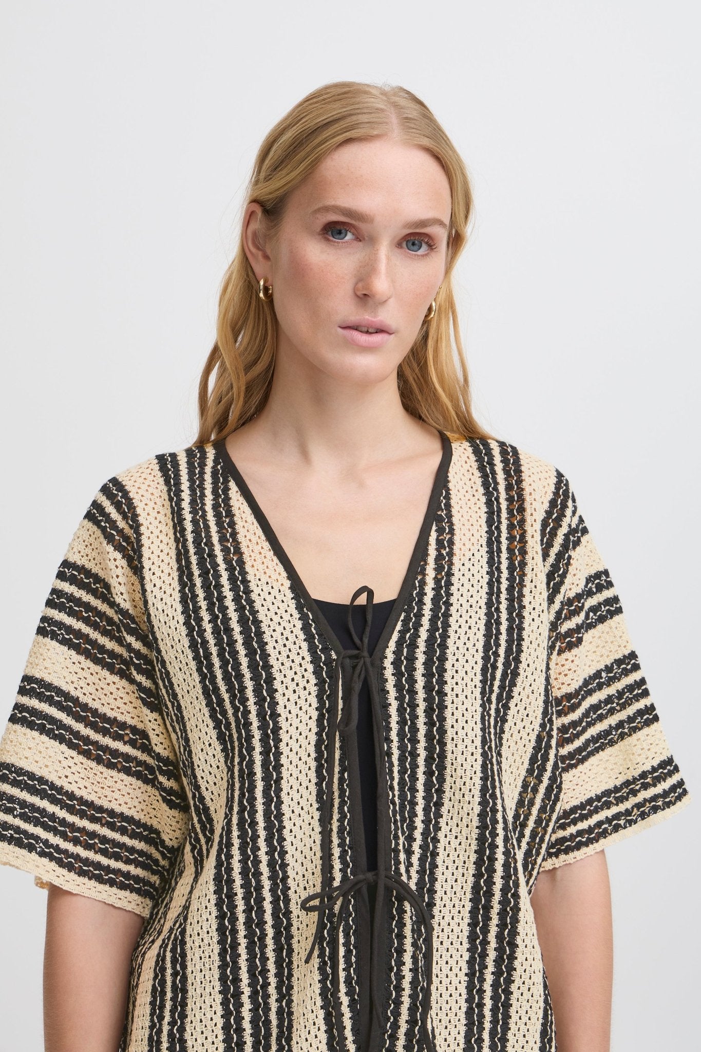 Kurzärmeliger Kimono mit Streifenmuster & Bindebändern - Blossom Hair & Fashion