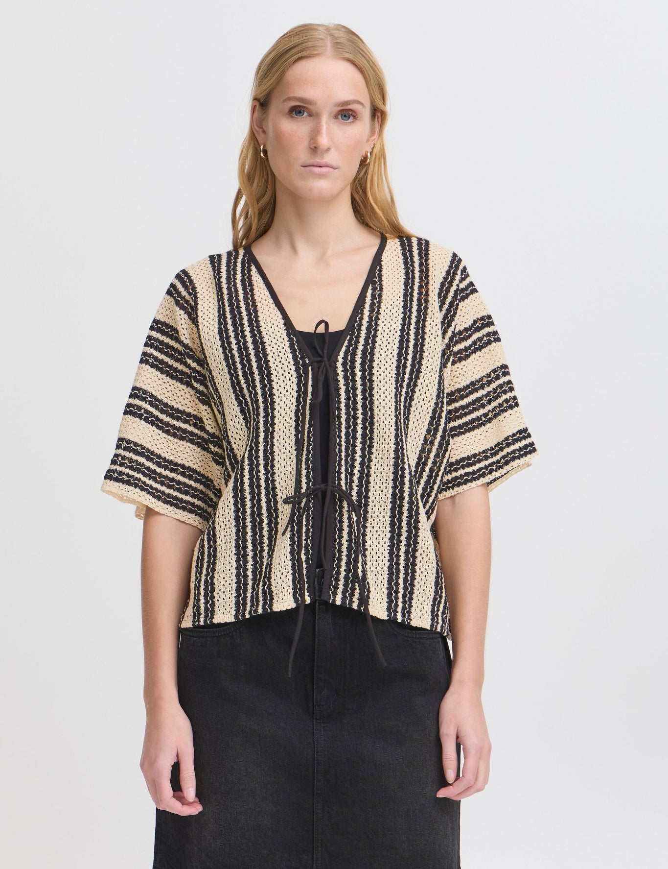 Kurzärmeliger Kimono mit Streifenmuster & Bindebändern - Blossom Hair & Fashion