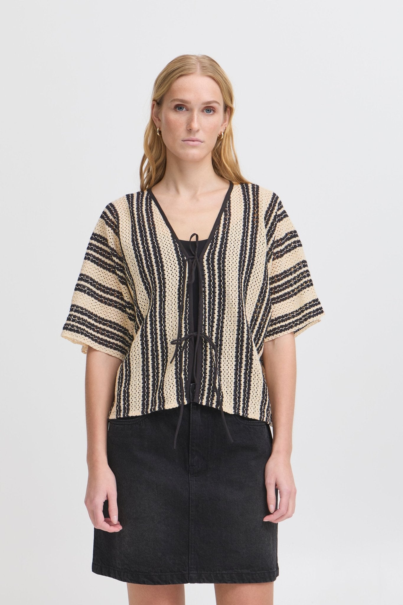 Kurzärmeliger Kimono mit Streifenmuster & Bindebändern - Blossom Hair & Fashion