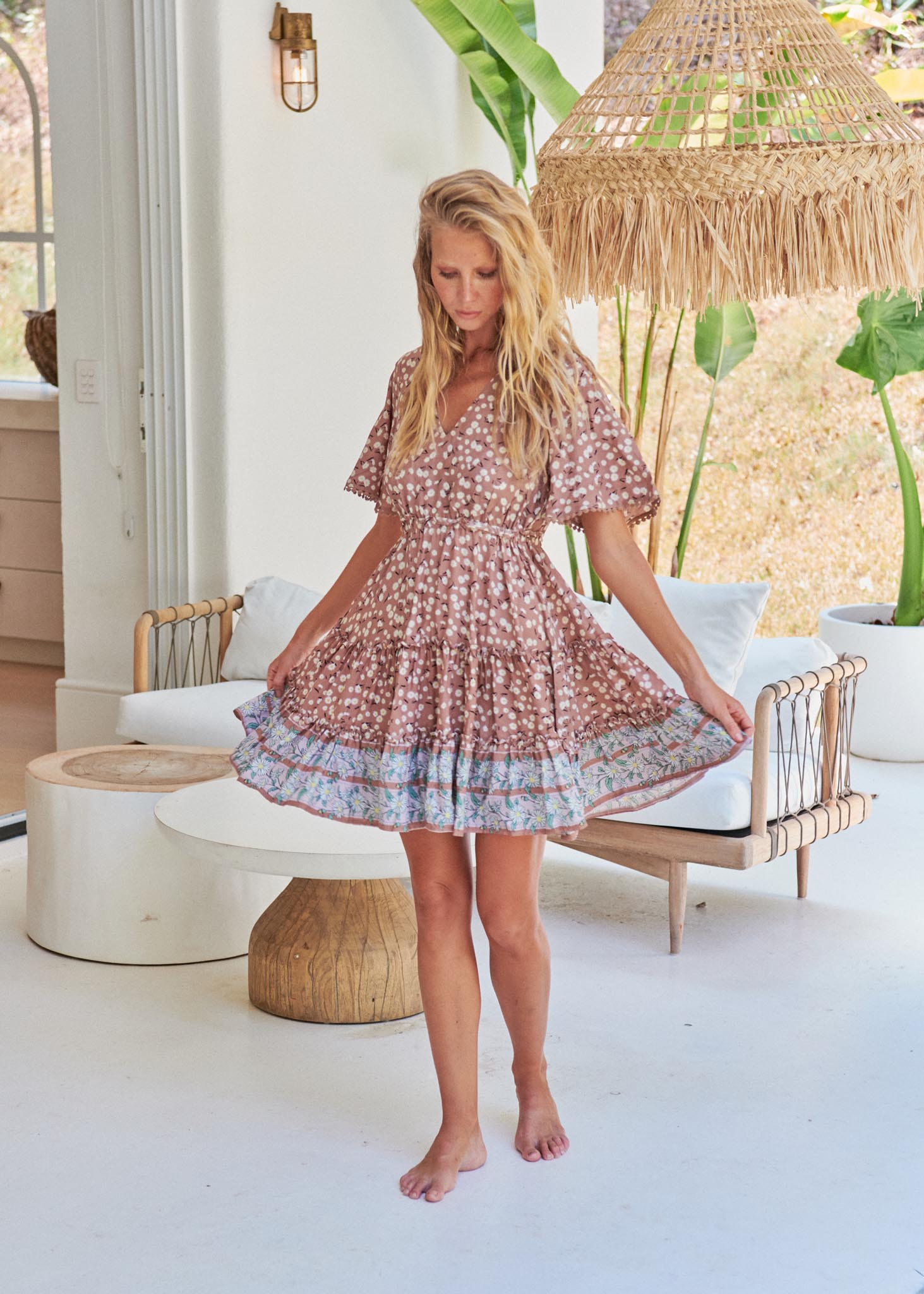 Kurzes Boho - Kleid mit Volants und Tupfenprint - Blossom Hair & Fashion