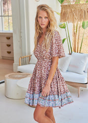 Kurzes Boho - Kleid mit Volants und Tupfenprint - Blossom Hair & Fashion