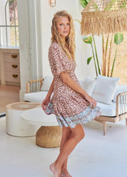 Kurzes Boho - Kleid mit Volants und Tupfenprint - Blossom Hair & Fashion