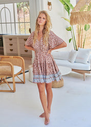 Kurzes Boho - Kleid mit Volants und Tupfenprint - Blossom Hair & Fashion