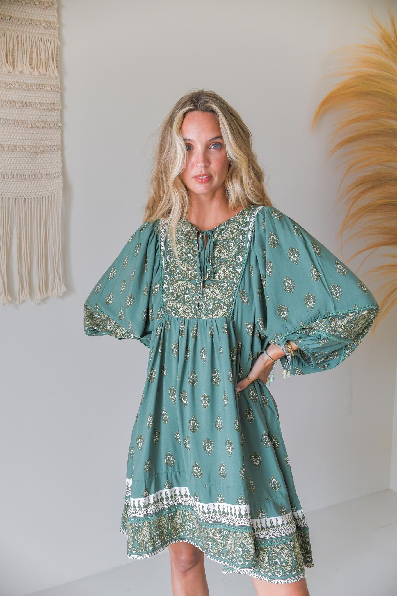 Kurzes Kleid mit Bindeausschnitt in Grün - Blossom Hair & Fashion