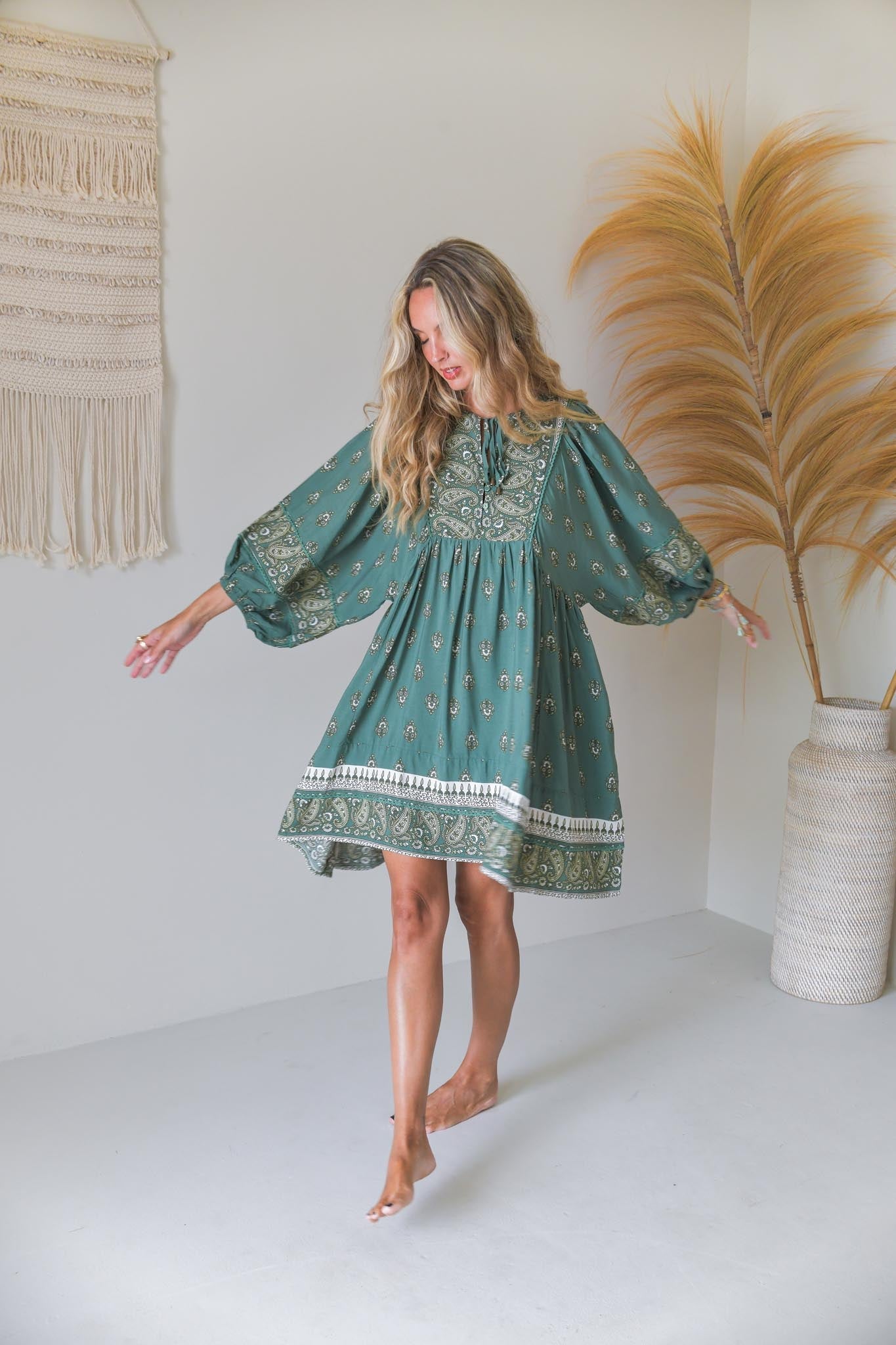 Kurzes Kleid mit Bindeausschnitt in Grün - Blossom Hair & Fashion