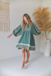 Kurzes Kleid mit Bindeausschnitt in Grün - Blossom Hair & Fashion