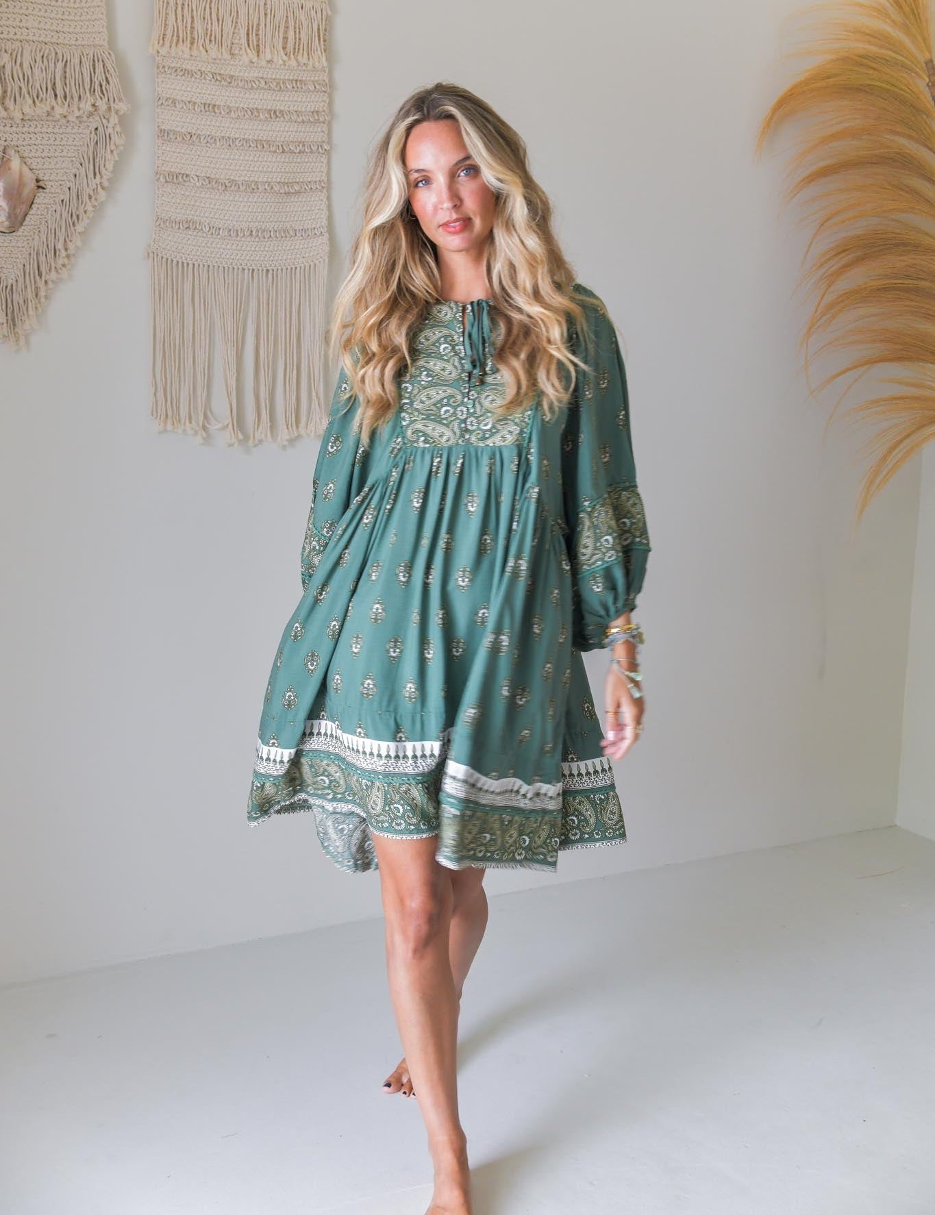 Kurzes Kleid mit Bindeausschnitt in Grün - Blossom Hair & Fashion