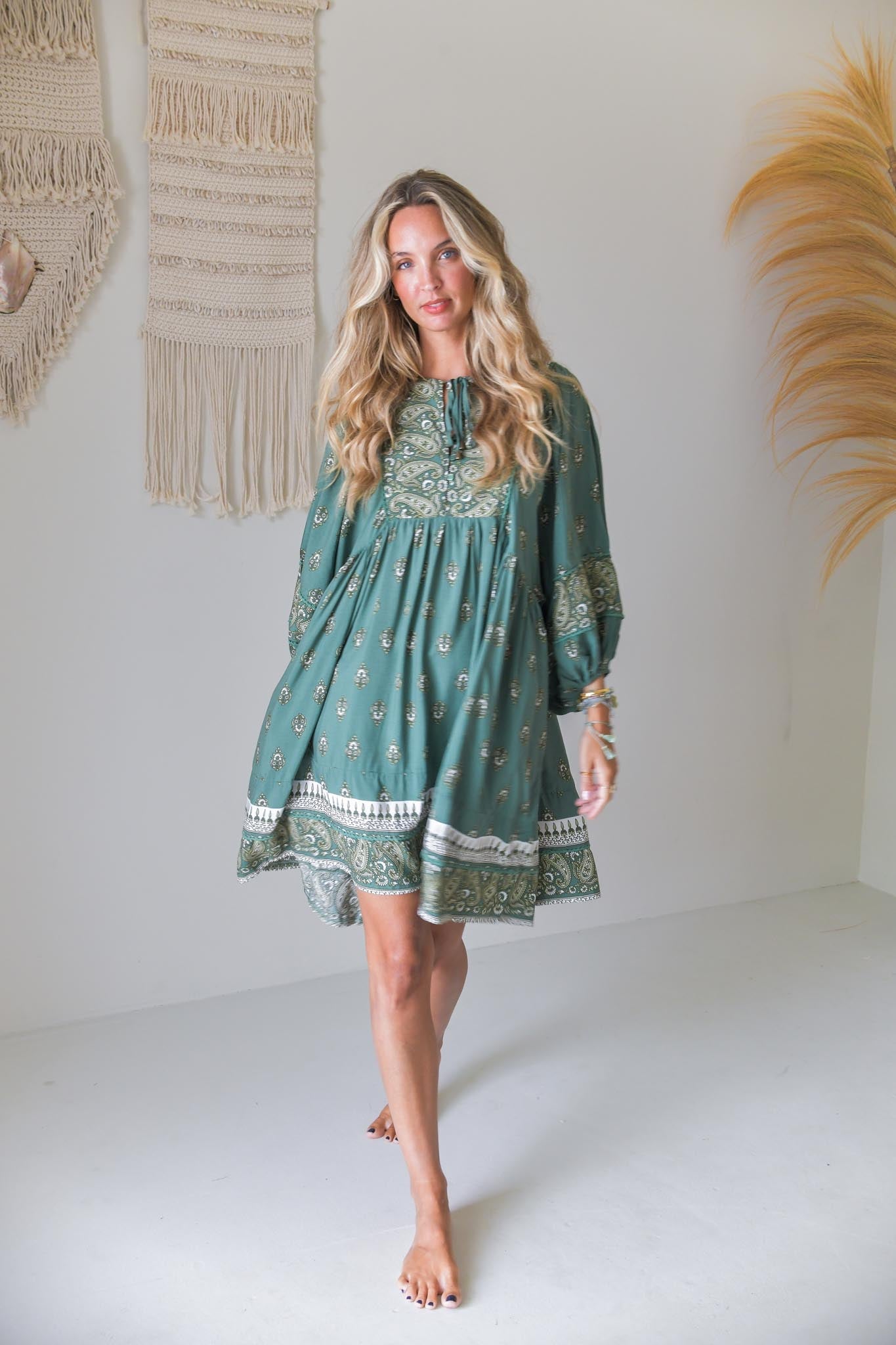 Kurzes Kleid mit Bindeausschnitt in Grün - Blossom Hair & Fashion