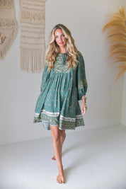Kurzes Kleid mit Bindeausschnitt in Grün - Blossom Hair & Fashion
