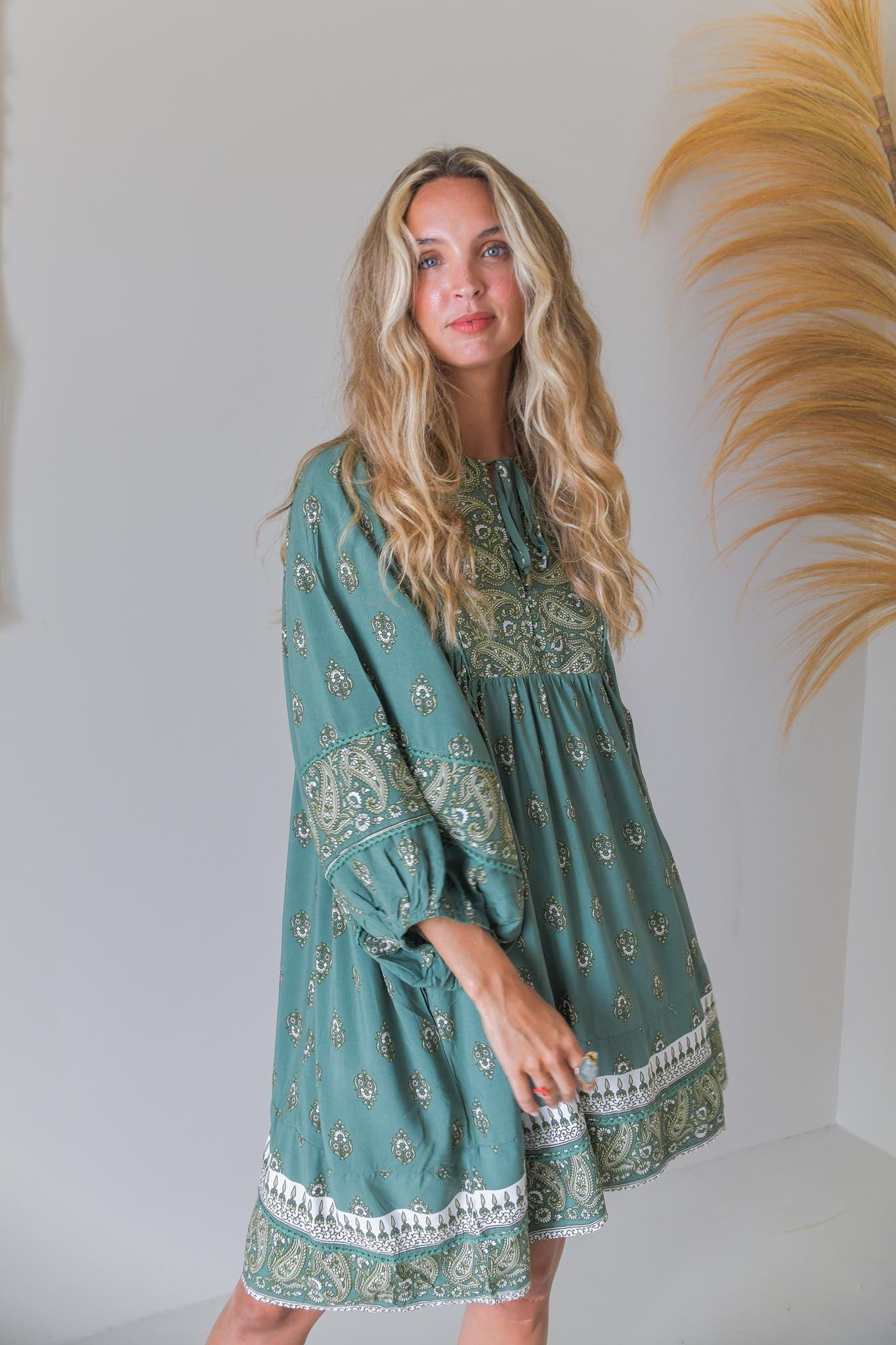 Kurzes Kleid mit Bindeausschnitt in Grün - Blossom Hair & Fashion