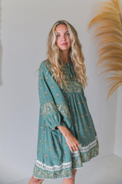 Kurzes Kleid mit Bindeausschnitt in Grün - Blossom Hair & Fashion