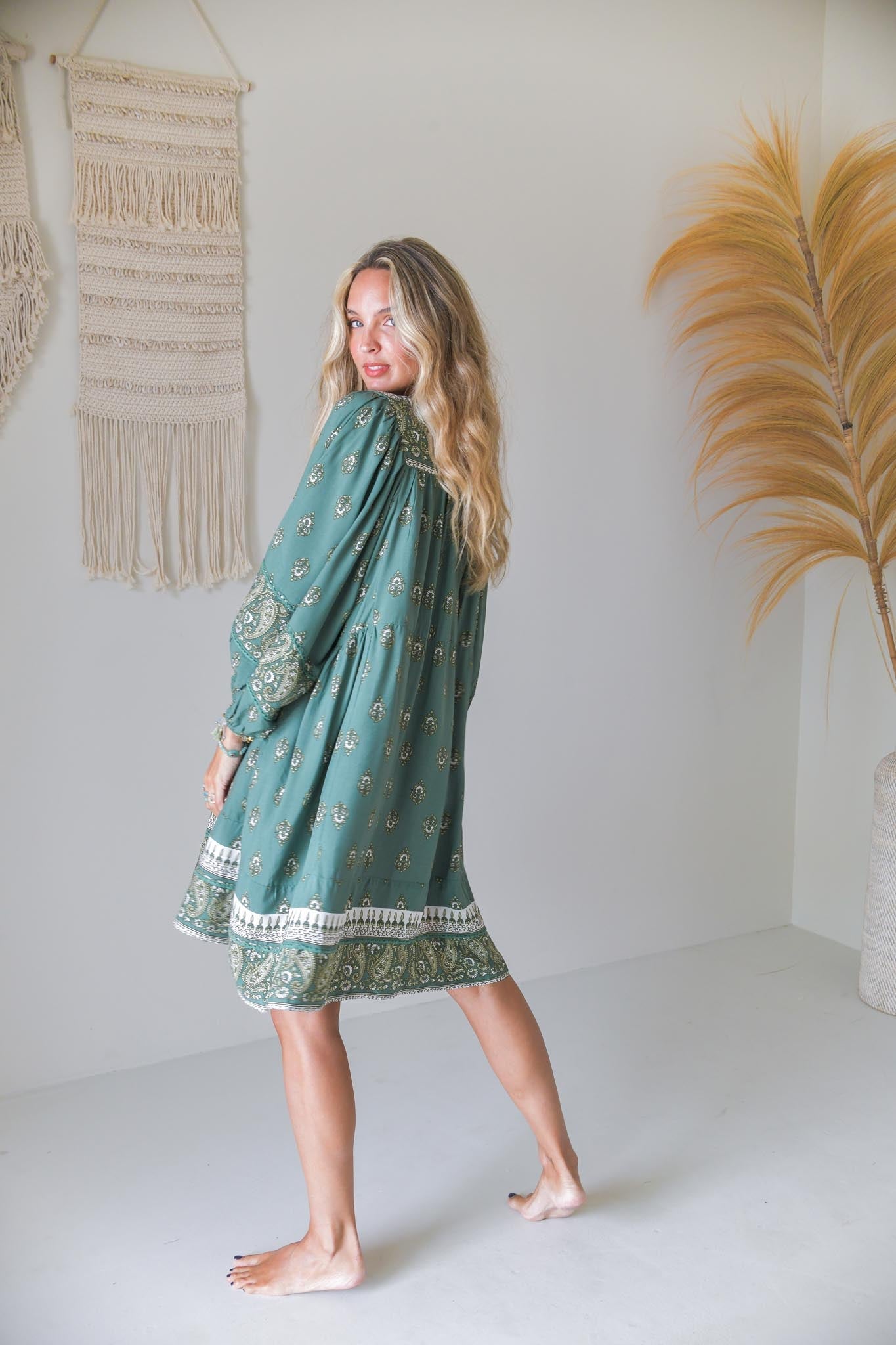 Kurzes Kleid mit Bindeausschnitt in Grün - Blossom Hair & Fashion