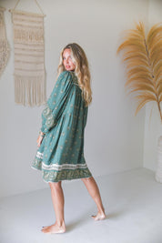 Kurzes Kleid mit Bindeausschnitt in Grün - Blossom Hair & Fashion