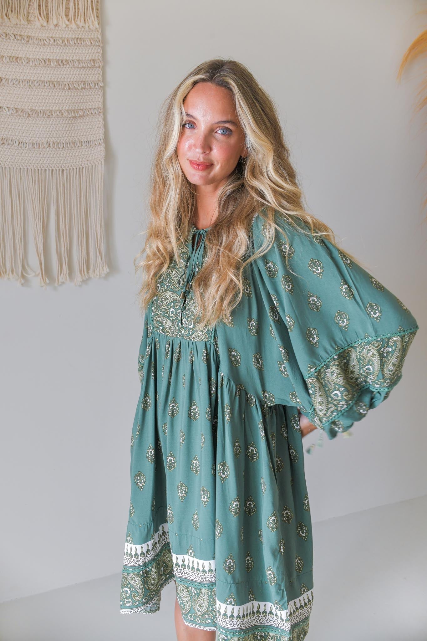 Kurzes Kleid mit Bindeausschnitt in Grün - Blossom Hair & Fashion