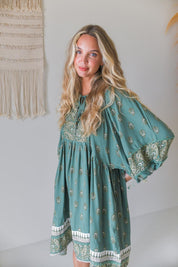 Kurzes Kleid mit Bindeausschnitt in Grün - Blossom Hair & Fashion