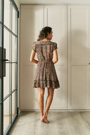 Kurzes Kleid mit Leo - Print und Knopfleiste - Blossom Hair & Fashion