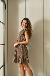 Kurzes Kleid mit Leo - Print und Knopfleiste - Blossom Hair & Fashion
