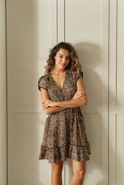 Kurzes Kleid mit Leo - Print und Knopfleiste - Blossom Hair & Fashion