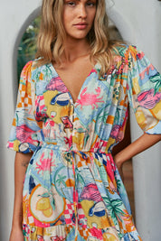 Kurzes Sommerkleid mit buntem Print und Taillenzug - Blossom Hair & Fashion