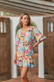 Kurzes Sommerkleid mit buntem Print und Taillenzug - Blossom Hair & Fashion