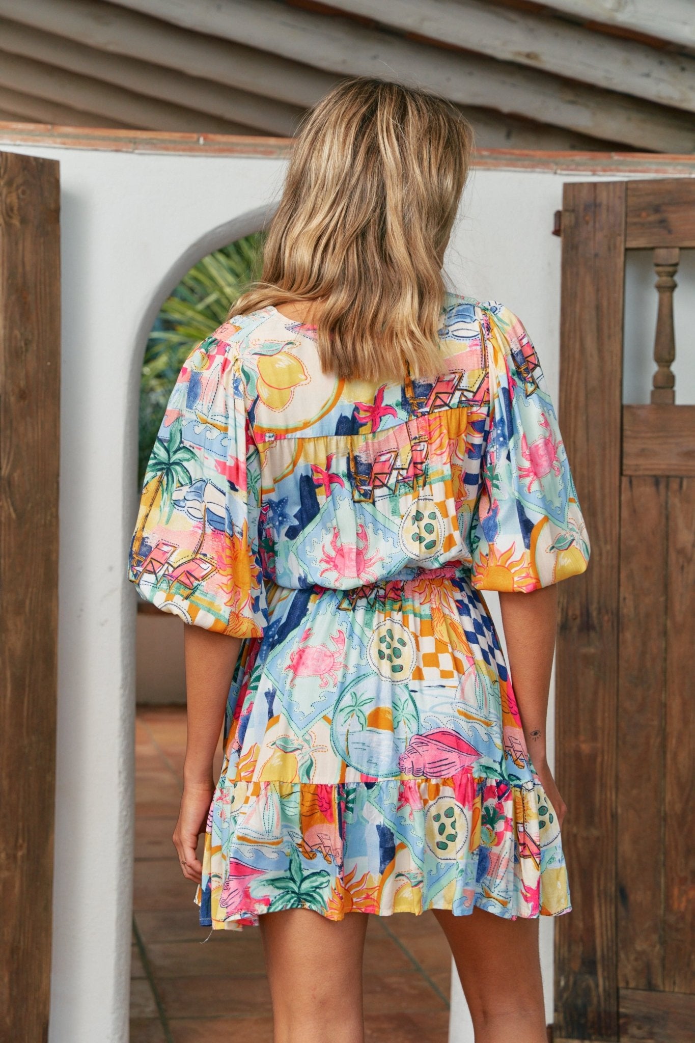 Kurzes Sommerkleid mit buntem Print und Taillenzug - Blossom Hair & Fashion