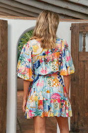 Kurzes Sommerkleid mit buntem Print und Taillenzug - Blossom Hair & Fashion
