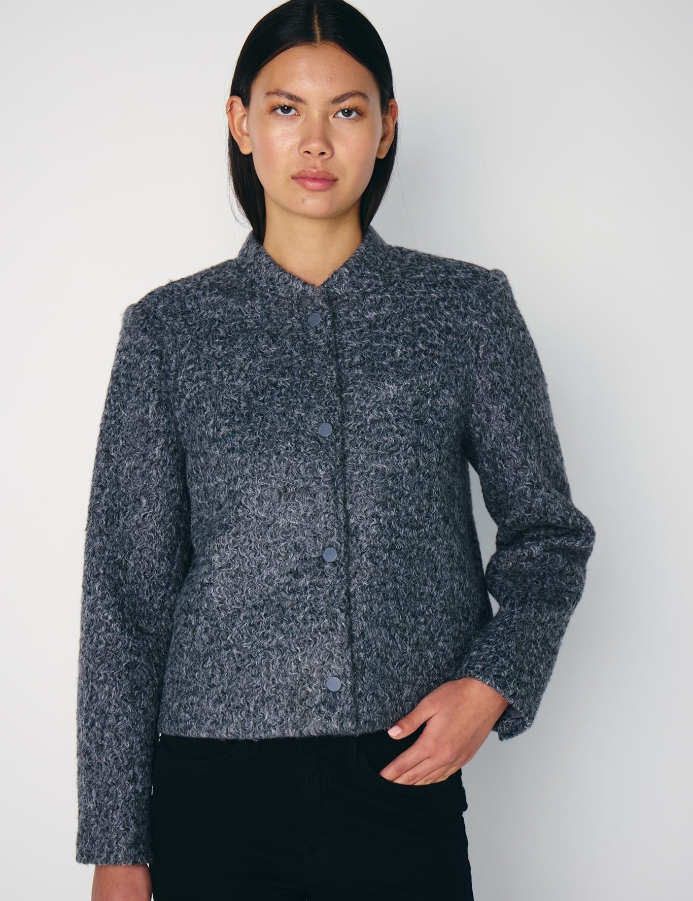 Kurzjacke in Grau mit Struktur - Blossom Hair & Fashion
