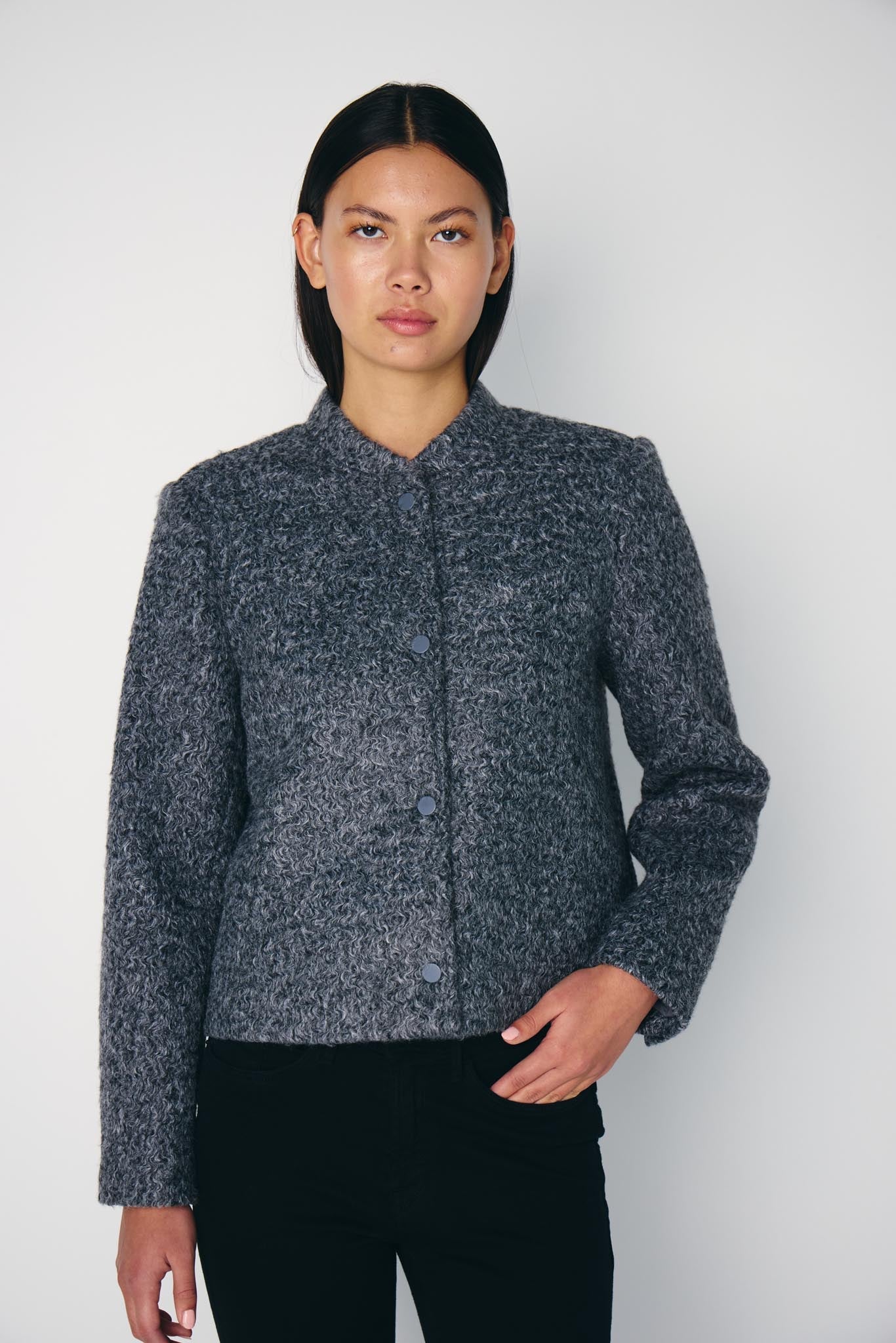 Kurzjacke in Grau mit Struktur - Blossom Hair & Fashion