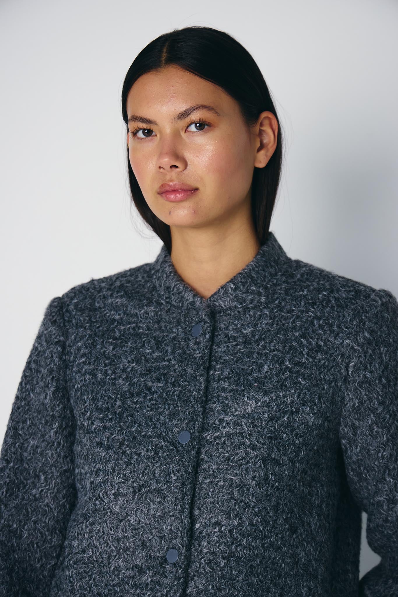 Kurzjacke in Grau mit Struktur - Blossom Hair & Fashion
