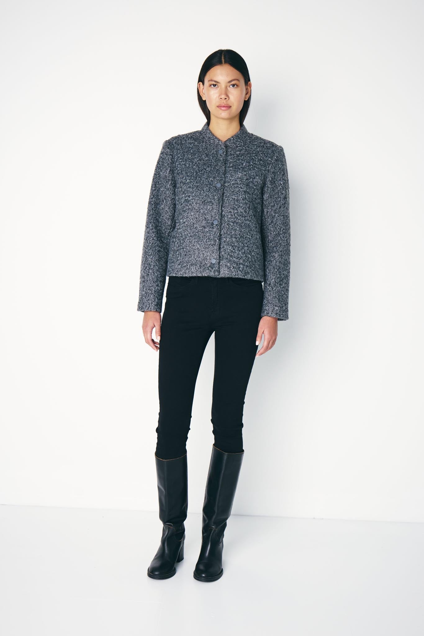 Kurzjacke in Grau mit Struktur - Blossom Hair & Fashion