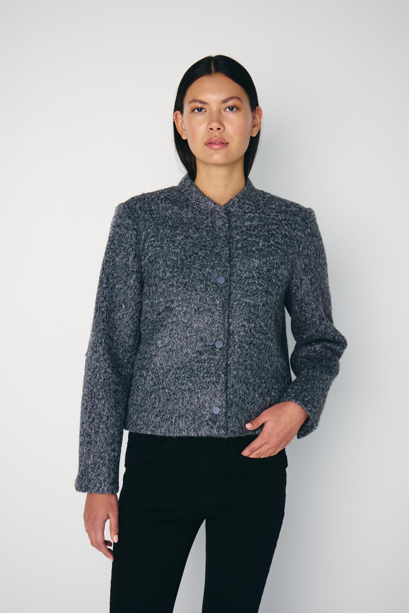 Kurzjacke in Grau mit Struktur - Blossom Hair & Fashion