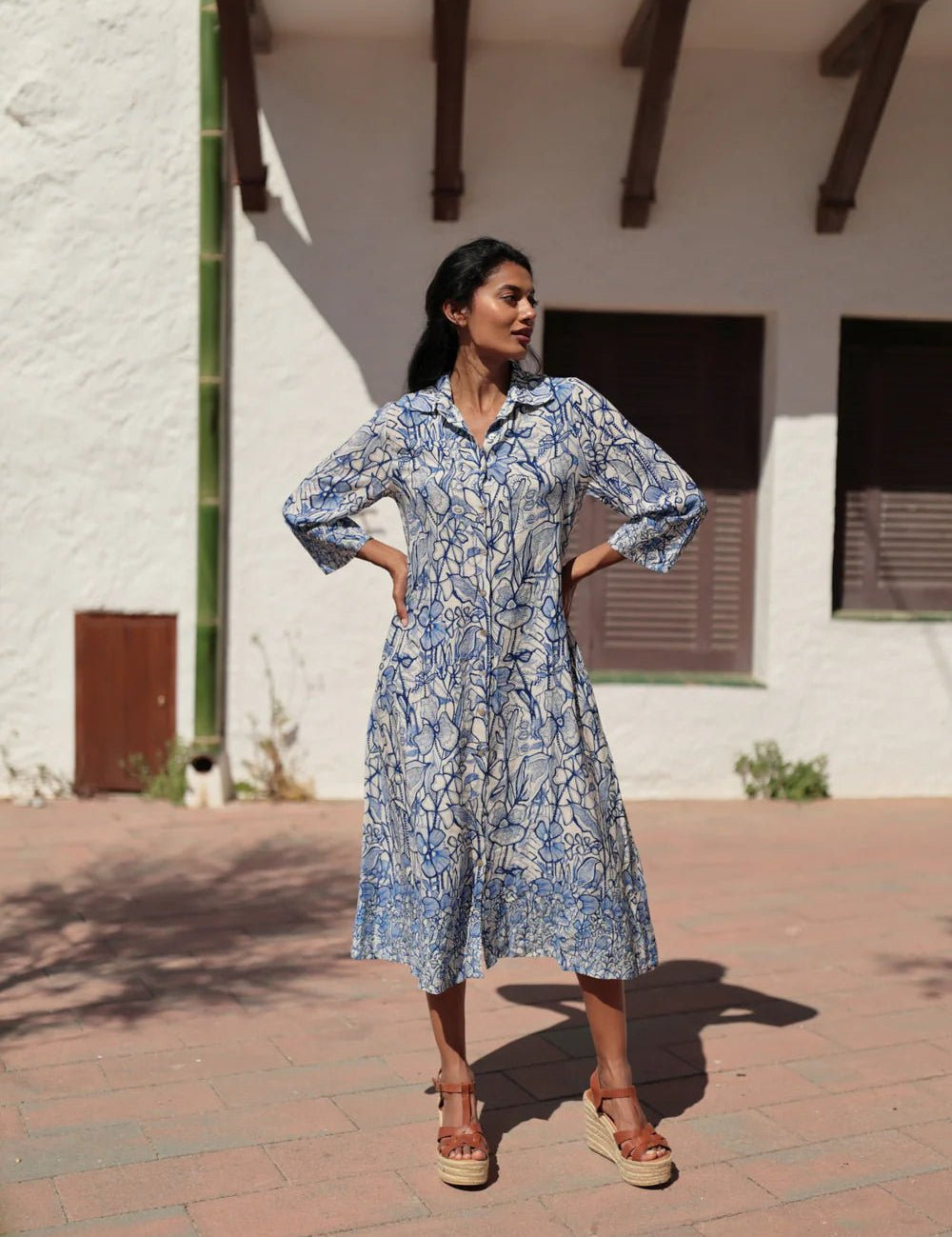 Langes Baumwollkleid mit blauem Print – Sommerlicher Chic für Damen - Blossom Hair & Fashion