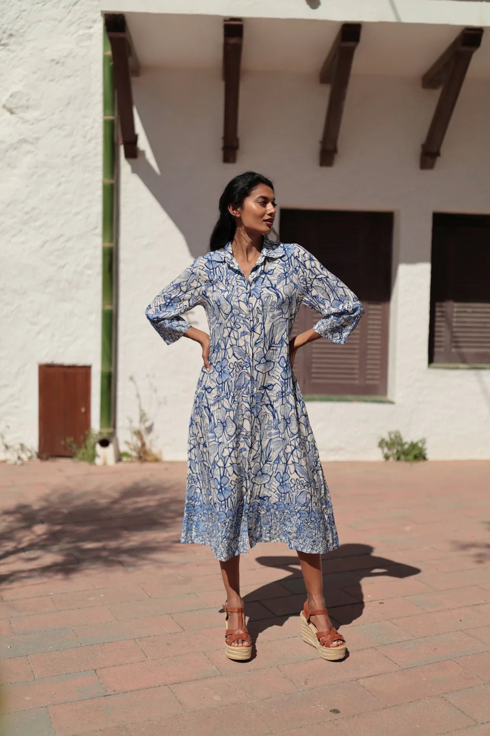 Langes Baumwollkleid mit blauem Print – Sommerlicher Chic für Damen - Blossom Hair & Fashion