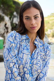 Langes Baumwollkleid mit blauem Print – Sommerlicher Chic für Damen - Blossom Hair & Fashion