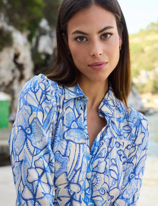Langes Baumwollkleid mit blauem Print – Sommerlicher Chic für Damen - Blossom Hair & Fashion
