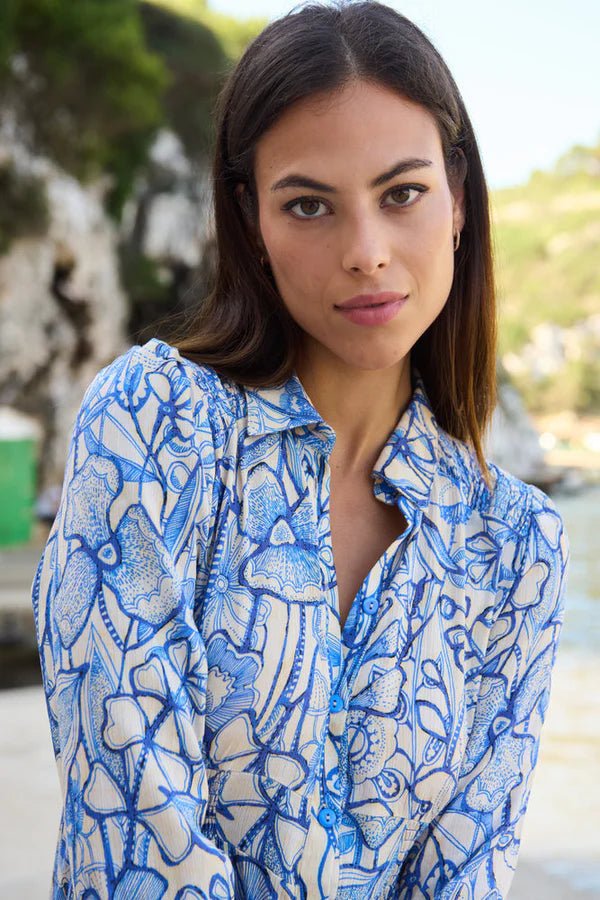 Langes Baumwollkleid mit blauem Print – Sommerlicher Chic für Damen - Blossom Hair & Fashion