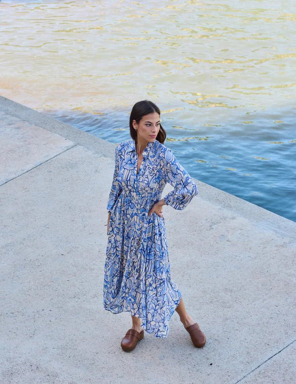 Langes Baumwollkleid mit blauem Print – Sommerlicher Chic für Damen - Blossom Hair & Fashion