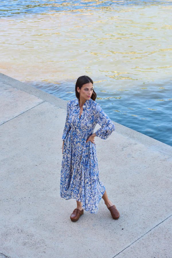 Langes Baumwollkleid mit blauem Print – Sommerlicher Chic für Damen - Blossom Hair & Fashion