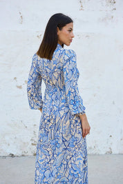 Langes Baumwollkleid mit blauem Print – Sommerlicher Chic für Damen - Blossom Hair & Fashion