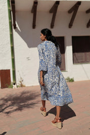 Langes Baumwollkleid mit blauem Print – Sommerlicher Chic für Damen - Blossom Hair & Fashion
