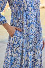Langes Baumwollkleid mit blauem Print – Sommerlicher Chic für Damen - Blossom Hair & Fashion