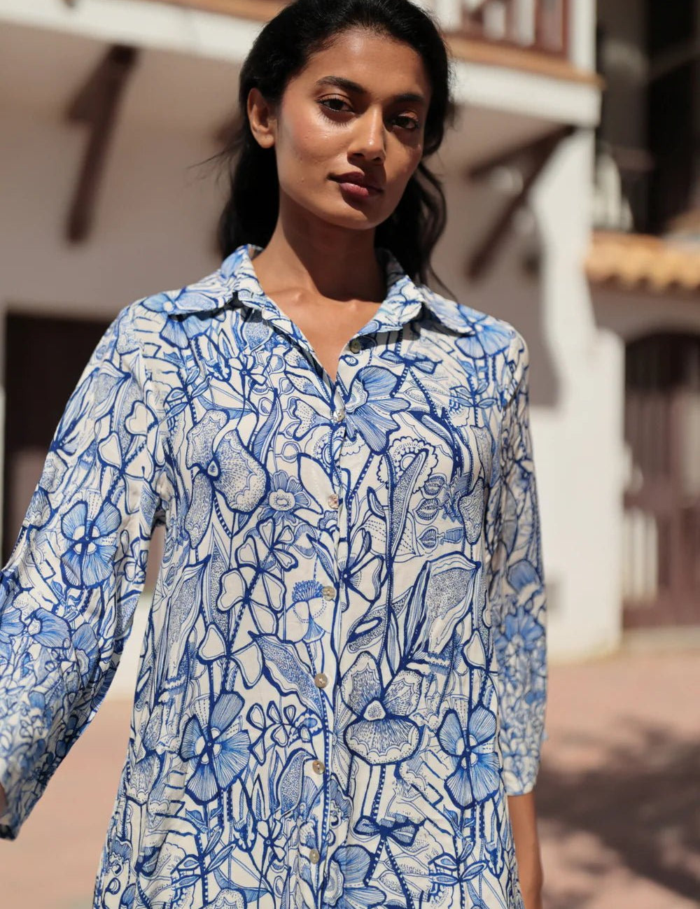 Langes Baumwollkleid mit blauem Print – Sommerlicher Chic für Damen - Blossom Hair & Fashion