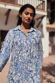 Langes Baumwollkleid mit blauem Print – Sommerlicher Chic für Damen - Blossom Hair & Fashion
