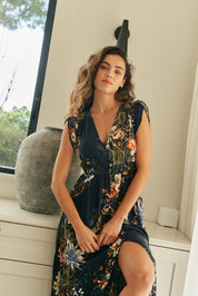 Langes Blumenkleid mit V - Ausschnitt und Schlitz - Blossom Hair & Fashion