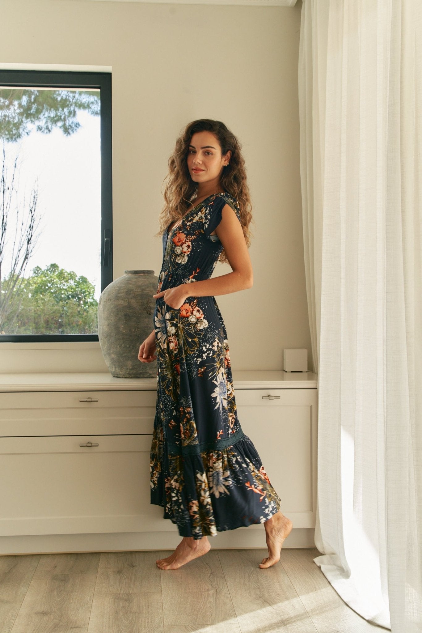 Langes Blumenkleid mit V - Ausschnitt und Schlitz - Blossom Hair & Fashion